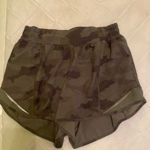Lululemon green camo, size 4, 4 inch